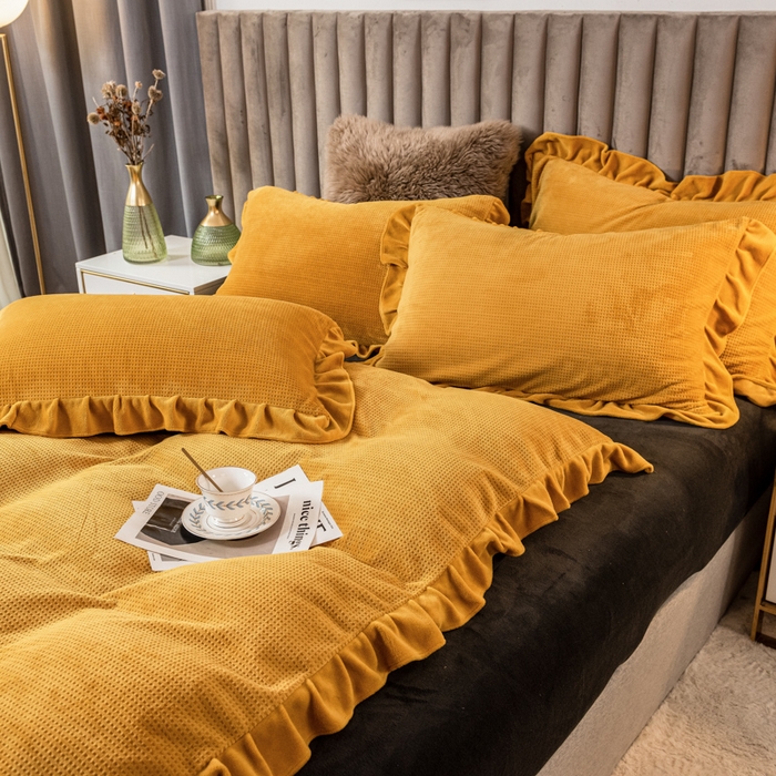 91家纺网 家纺一手货源 找家纺 印季家纺 2025新款华夫格牛奶绒花边四件套 姜黄-灰