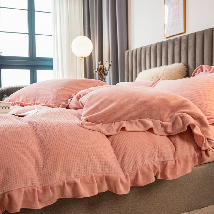 91家纺网 家纺一手货源 找家纺 印季家纺 2025新款华夫格牛奶绒花边四件套 嫩粉