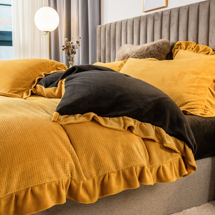 91家纺网 家纺一手货源 找家纺 印季家纺 2025新款华夫格牛奶绒花边四件套 姜黄-灰