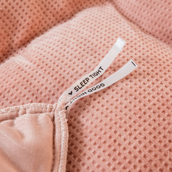 91家纺网 家纺一手货源 找家纺 印季家纺 2025新款华夫格牛奶绒花边四件套 豆沙