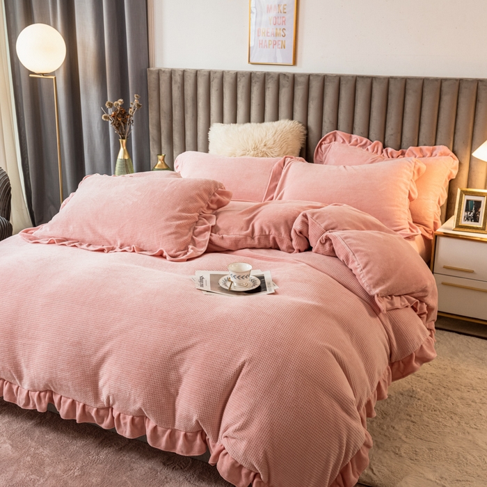 91家纺网 家纺一手货源 找家纺 印季家纺 2025新款华夫格牛奶绒花边四件套 嫩粉