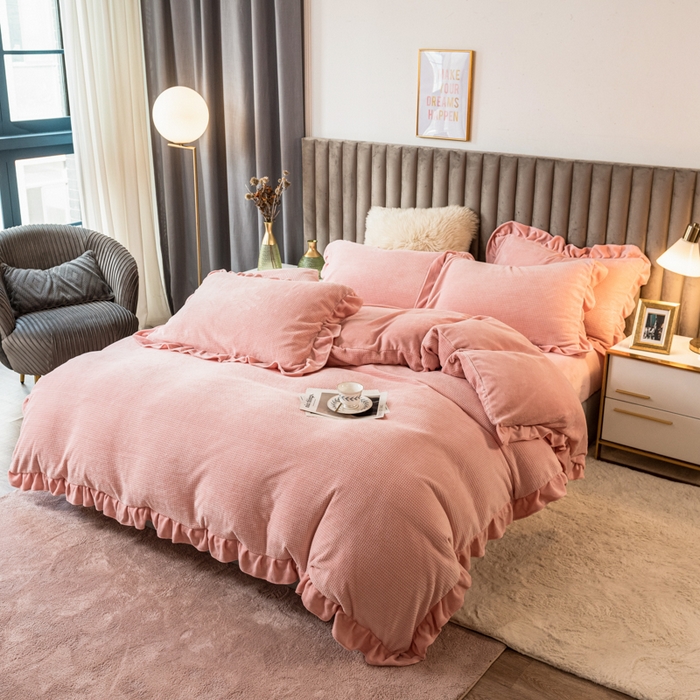 91家纺网 家纺一手货源 找家纺 印季家纺 2025新款华夫格牛奶绒花边四件套 嫩粉