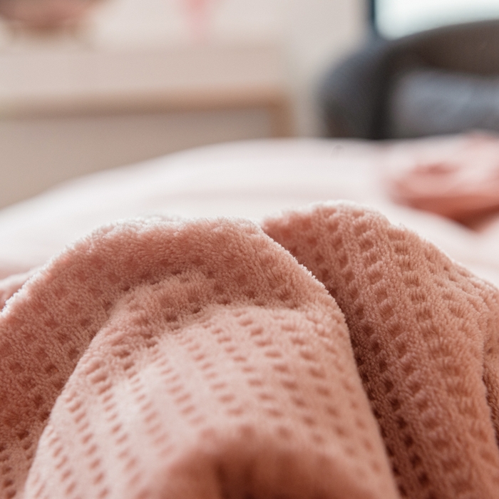 91家纺网 家纺一手货源 找家纺 印季家纺 2025新款华夫格牛奶绒花边四件套 豆沙