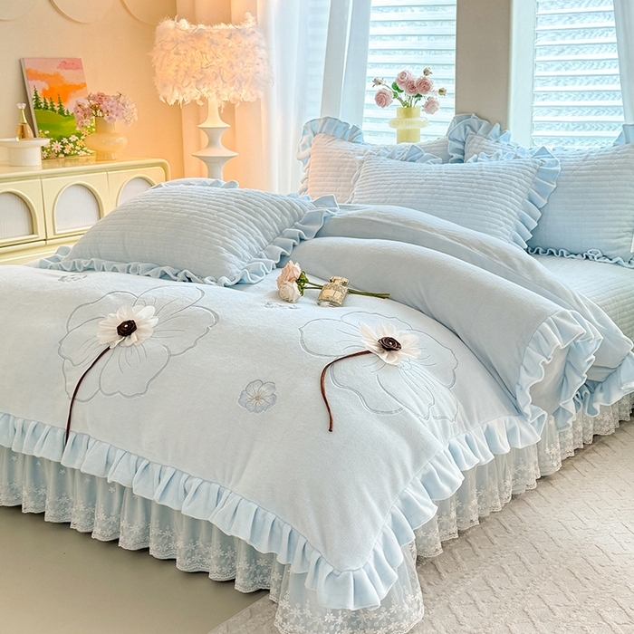 91家纺网 家纺一手货源 找家纺 唐人居 2025新款高克重牛奶绒立体绣花床盖四件套-芬芳 芬芳-浅蓝