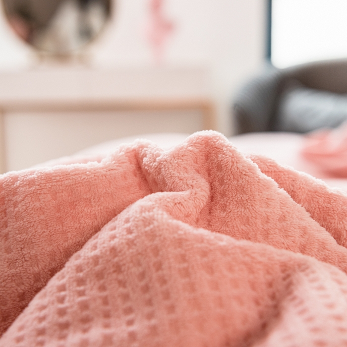 91家纺网 家纺一手货源 找家纺 印季家纺 2025新款华夫格牛奶绒花边四件套 嫩粉