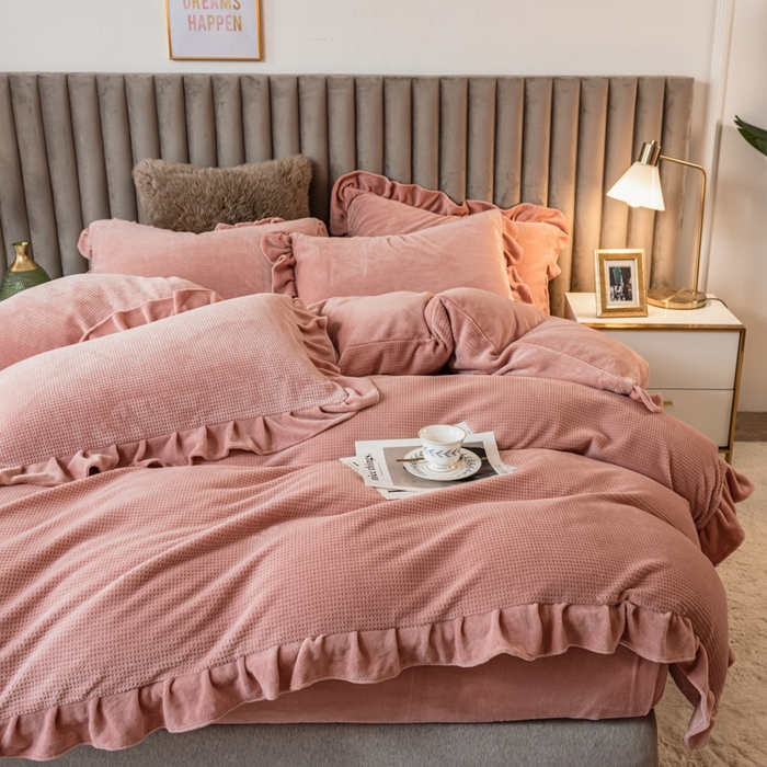 91家纺网 家纺一手货源 找家纺 印季家纺 2025新款华夫格牛奶绒花边四件套 豆沙