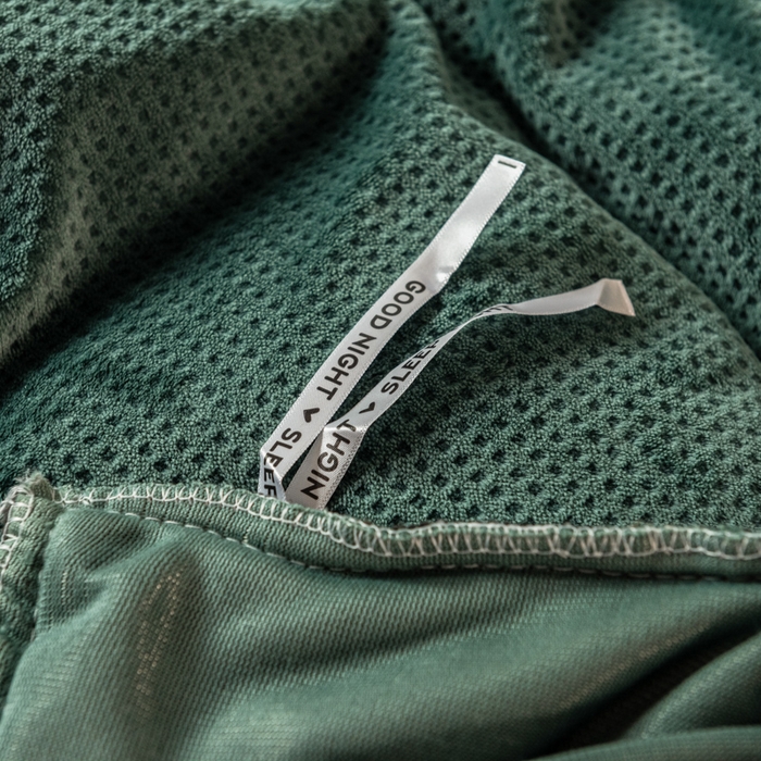 91家纺网 家纺一手货源 找家纺 印季家纺 2025新款华夫格牛奶绒花边四件套 墨绿-灰