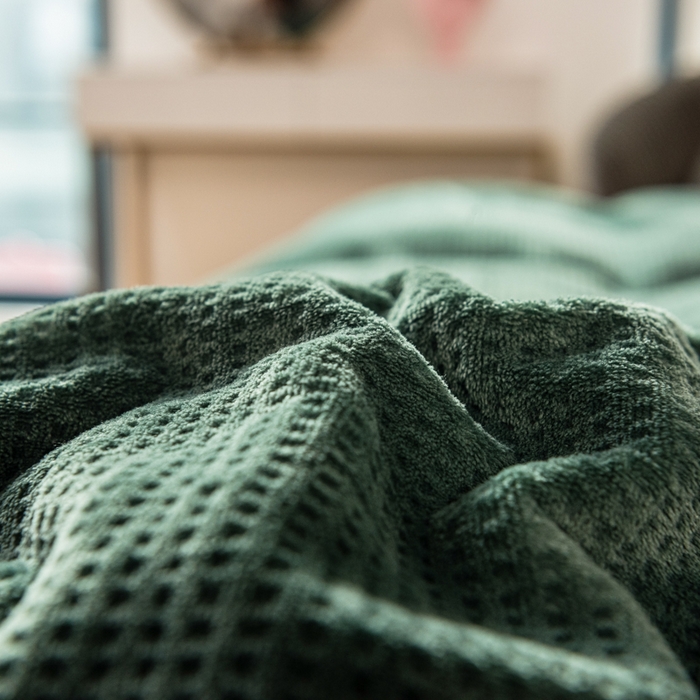 91家纺网 家纺一手货源 找家纺 印季家纺 2025新款华夫格牛奶绒花边四件套 墨绿-灰