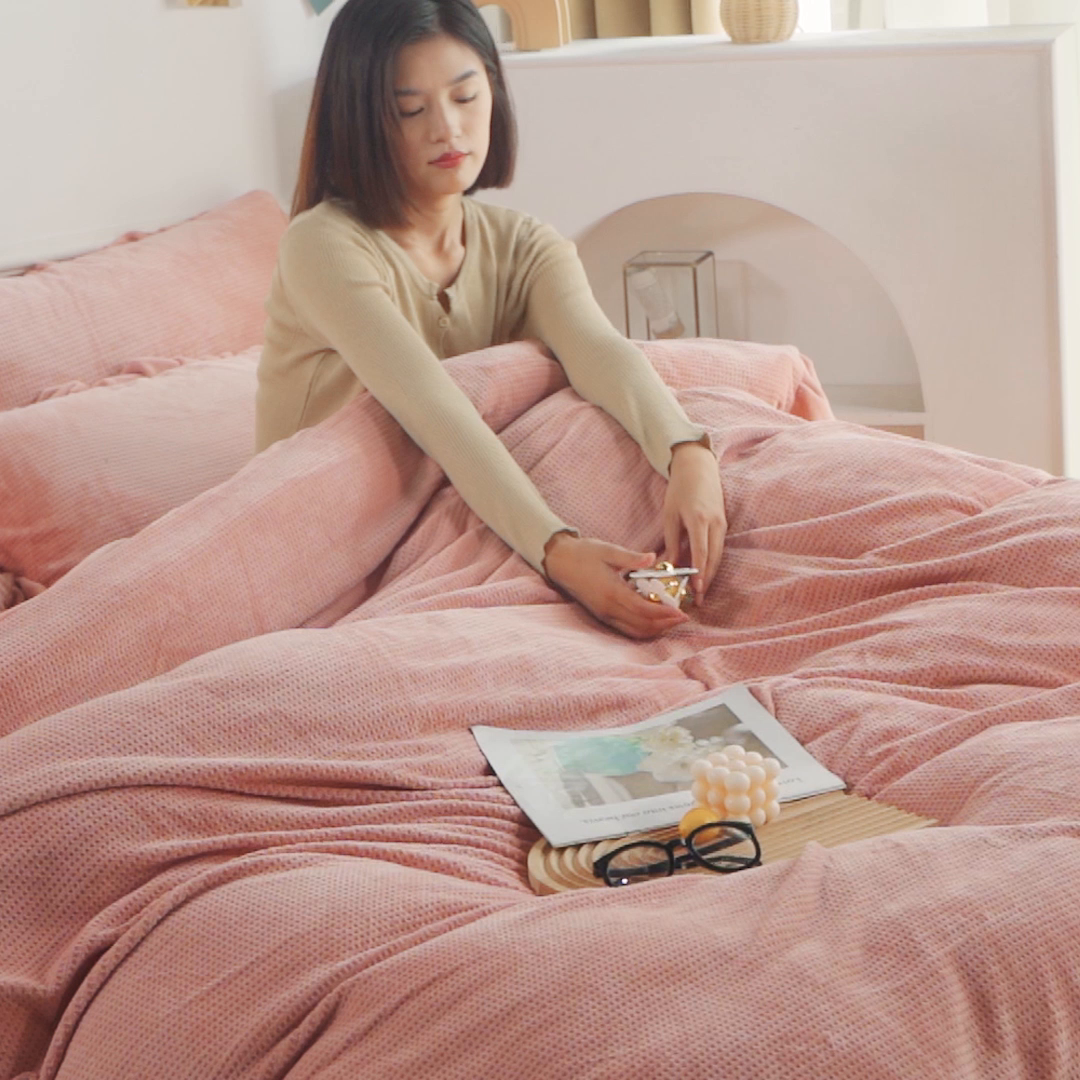 91家纺网 家纺一手货源 找家纺 印季家纺 2025新款华夫格牛奶绒花边四件套 深灰