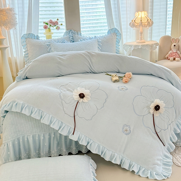 91家纺网 家纺一手货源 找家纺 （总）唐人居 2025新款高克重牛奶绒立体绣花床盖四件套-芬芳