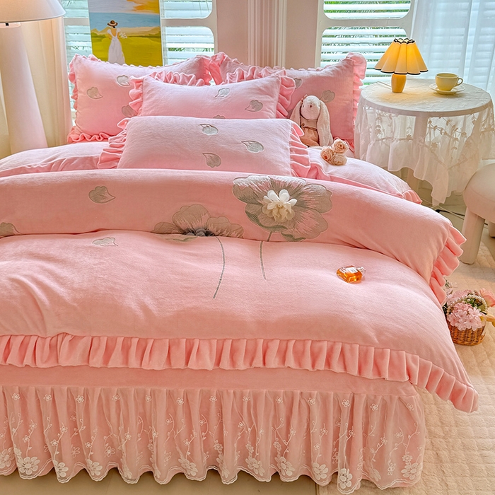 91家纺网 家纺一手货源 找家纺 唐人居 2025新款加厚牛奶绒立体绣花四件套-花漾 花漾-粉色