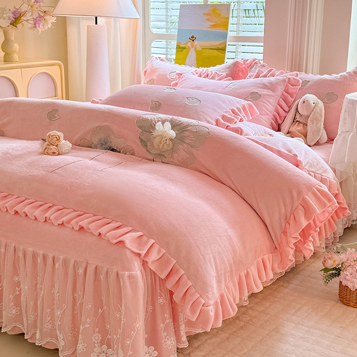 91家纺网 家纺一手货源 找家纺 唐人居 2025新款加厚牛奶绒立体绣花四件套-花漾 花漾-粉色