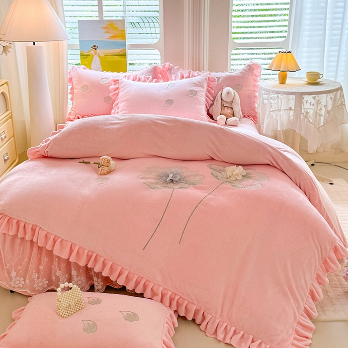 91家纺网 家纺一手货源 找家纺 唐人居 2025新款加厚牛奶绒立体绣花四件套-花漾 花漾-粉色