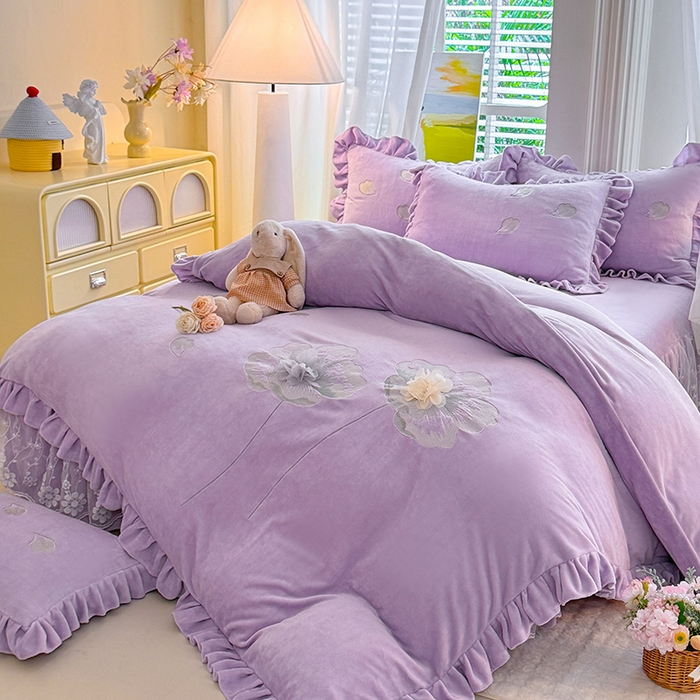 91家纺网 家纺一手货源 找家纺 唐人居 2025新款加厚牛奶绒立体绣花四件套-花漾 花漾-浅紫