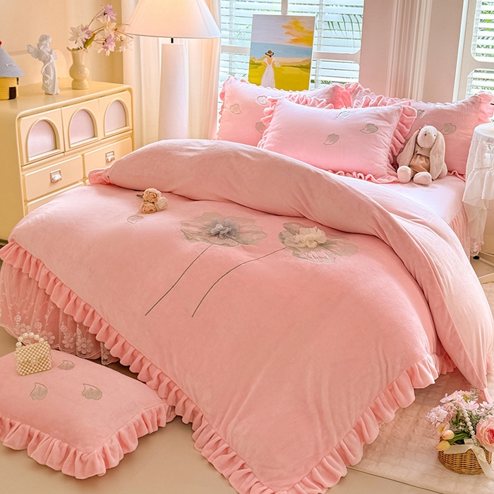 91家纺网 家纺一手货源 找家纺 唐人居 2025新款加厚牛奶绒立体绣花四件套-花漾 花漾-粉色