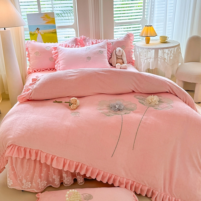 91家纺网 家纺一手货源 找家纺 唐人居 2025新款加厚牛奶绒立体绣花四件套-花漾 花漾-粉色