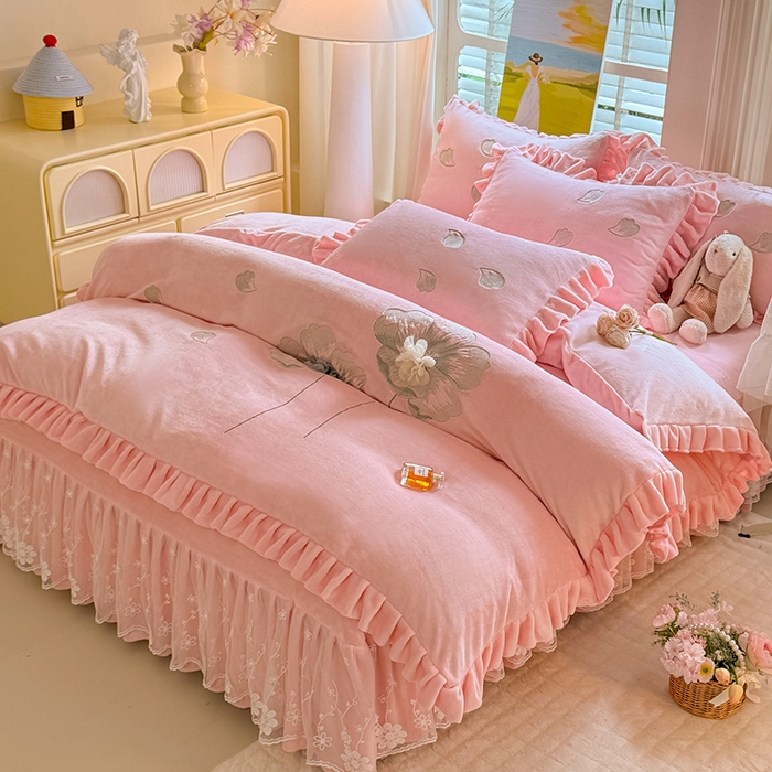 91家纺网 家纺一手货源 找家纺 唐人居 2025新款加厚牛奶绒立体绣花四件套-花漾 花漾-粉色