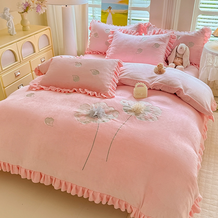 91家纺网 家纺一手货源 找家纺 唐人居 2025新款加厚牛奶绒立体绣花四件套-花漾 花漾-粉色