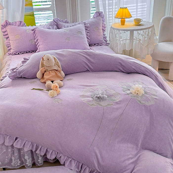91家纺网 家纺一手货源 找家纺 唐人居 2025新款加厚牛奶绒立体绣花四件套-花漾 花漾-浅紫