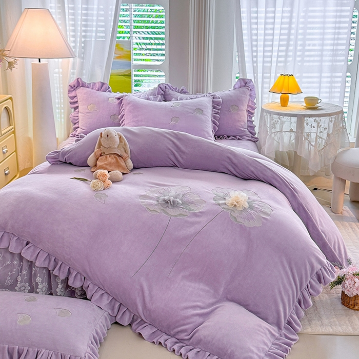 91家纺网 家纺一手货源 找家纺 唐人居 2025新款加厚牛奶绒立体绣花四件套-花漾 花漾-浅紫