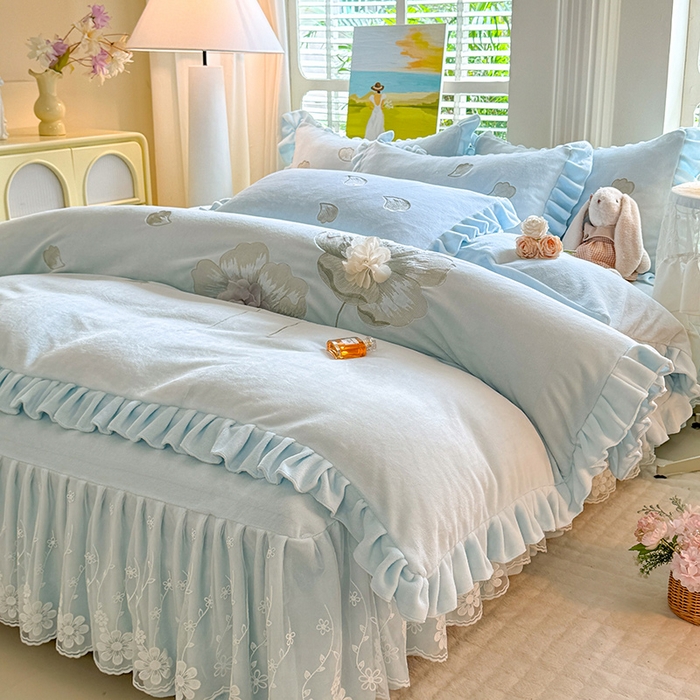 91家纺网 家纺一手货源 找家纺 唐人居 2025新款加厚牛奶绒立体绣花四件套-花漾 花漾-浅蓝