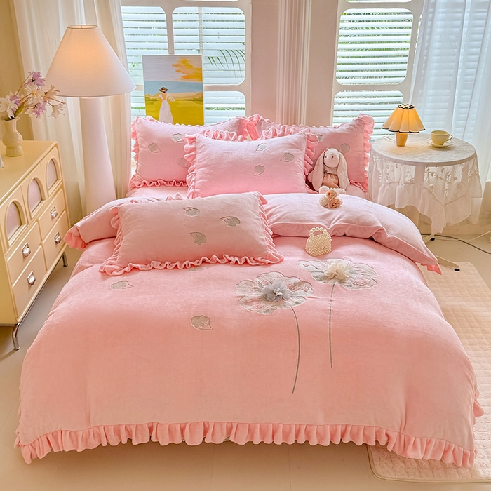 91家纺网 家纺一手货源 找家纺 唐人居 2025新款加厚牛奶绒立体绣花四件套-花漾 花漾-粉色