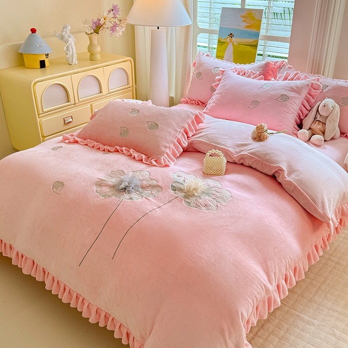 91家纺网 家纺一手货源 找家纺 唐人居 2025新款加厚牛奶绒立体绣花四件套-花漾 花漾-粉色