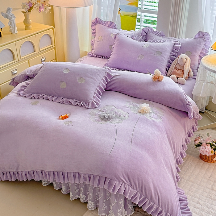 91家纺网 家纺一手货源 找家纺 唐人居 2025新款加厚牛奶绒立体绣花四件套-花漾 花漾-浅紫