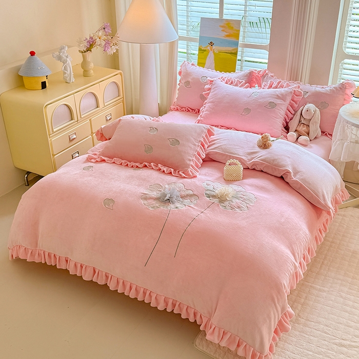 91家纺网 家纺一手货源 找家纺 唐人居 2025新款加厚牛奶绒立体绣花四件套-花漾 花漾-粉色