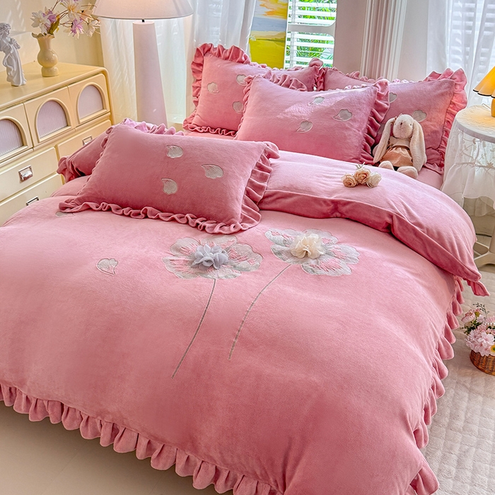 91家纺网 家纺一手货源 找家纺 唐人居 2025新款加厚牛奶绒立体绣花四件套-花漾 花漾-豆沙