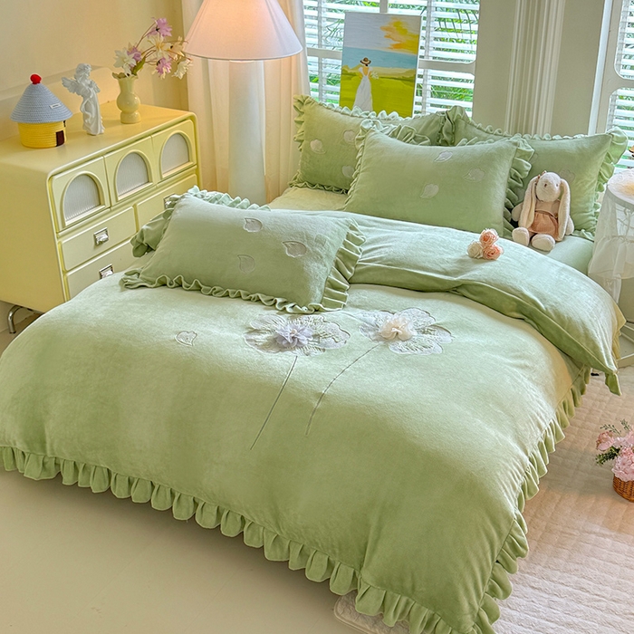 91家纺网 家纺一手货源 找家纺 唐人居 2025新款加厚牛奶绒立体绣花四件套-花漾 花漾-草绿