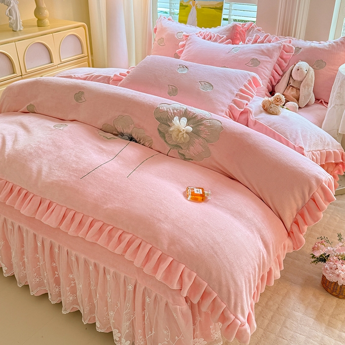 91家纺网 家纺一手货源 找家纺 唐人居 2025新款加厚牛奶绒立体绣花四件套-花漾 花漾-粉色