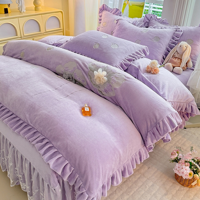 91家纺网 家纺一手货源 找家纺 唐人居 2025新款加厚牛奶绒立体绣花四件套-花漾 花漾-浅紫