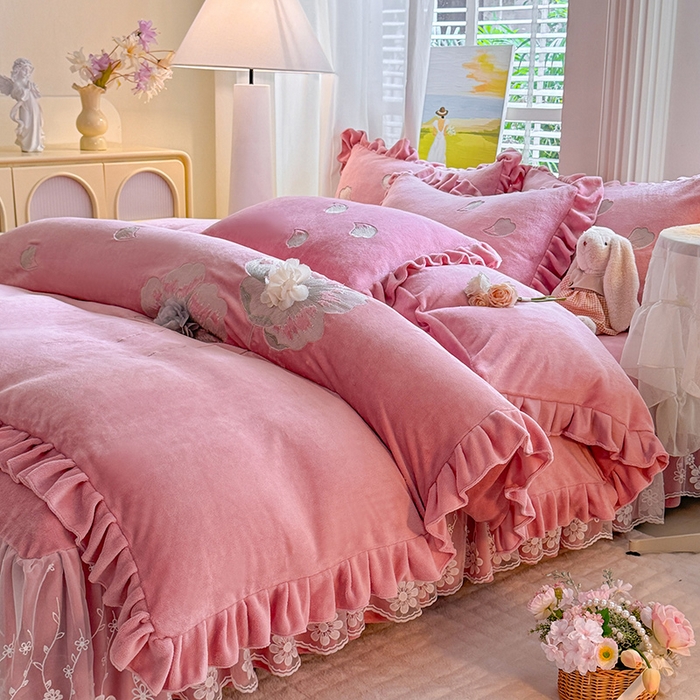 91家纺网 家纺一手货源 找家纺 唐人居 2025新款加厚牛奶绒立体绣花四件套-花漾 花漾-豆沙