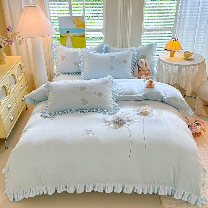 91家纺网 家纺一手货源 找家纺 唐人居 2025新款加厚牛奶绒立体绣花四件套-花漾 花漾-浅蓝