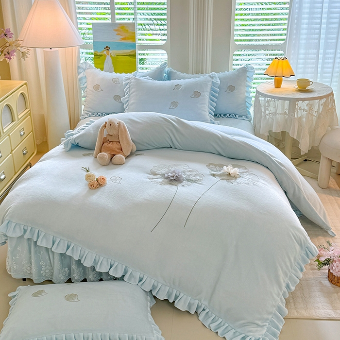 91家纺网 家纺一手货源 找家纺 唐人居 2025新款加厚牛奶绒立体绣花四件套-花漾 花漾-浅蓝
