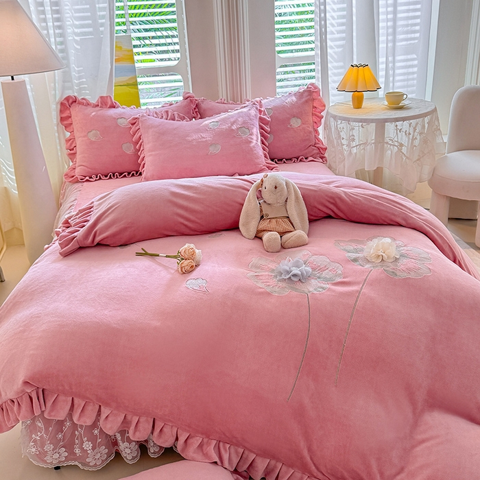 91家纺网 家纺一手货源 找家纺 唐人居 2025新款加厚牛奶绒立体绣花四件套-花漾 花漾-豆沙