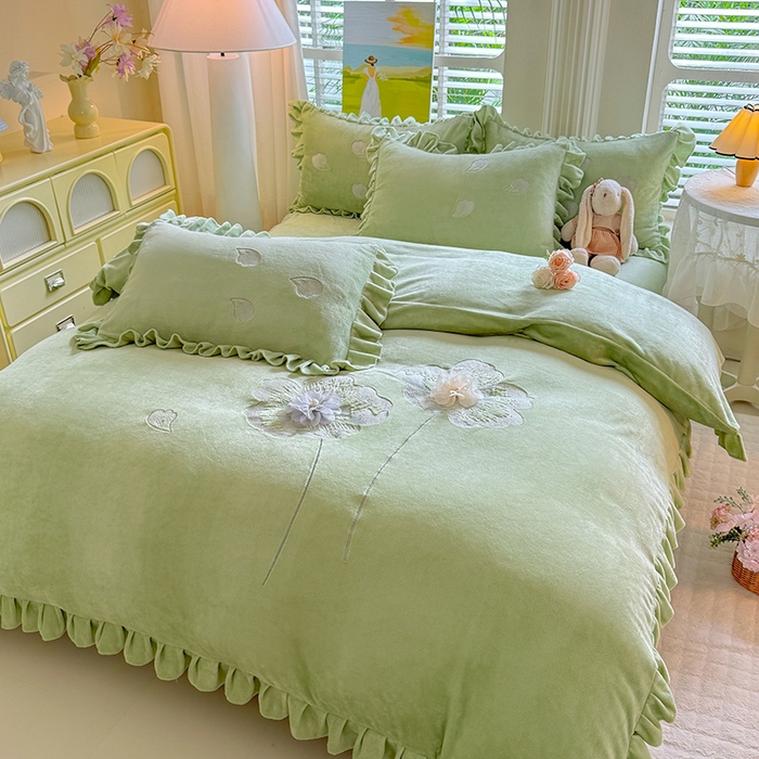 91家纺网 家纺一手货源 找家纺 唐人居 2025新款加厚牛奶绒立体绣花四件套-花漾 花漾-草绿