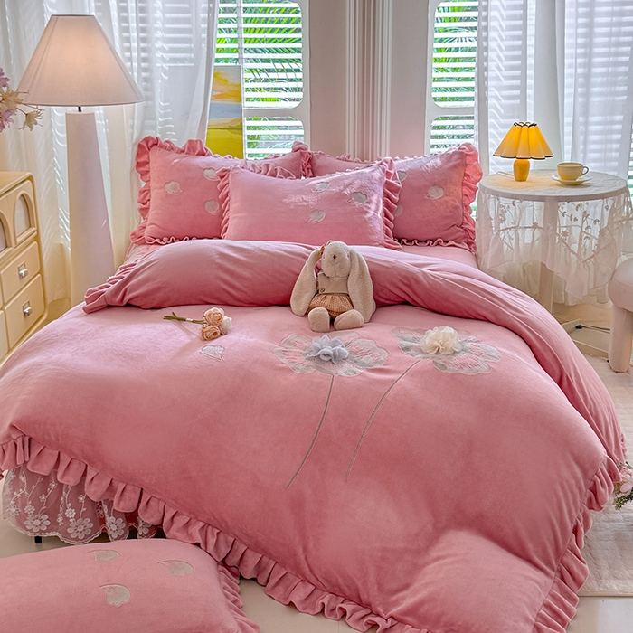 91家纺网 家纺一手货源 找家纺 唐人居 2025新款加厚牛奶绒立体绣花四件套-花漾 花漾-豆沙