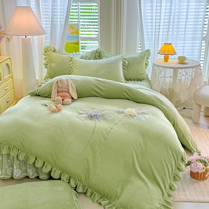 91家纺网 家纺一手货源 找家纺 唐人居 2025新款加厚牛奶绒立体绣花四件套-花漾 花漾-草绿