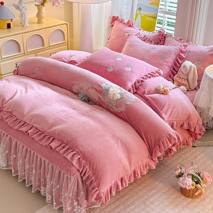 91家纺网 家纺一手货源 找家纺 唐人居 2025新款加厚牛奶绒立体绣花四件套-花漾 花漾-豆沙