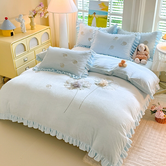 91家纺网 家纺一手货源 找家纺 唐人居 2025新款加厚牛奶绒立体绣花四件套-花漾 花漾-浅蓝