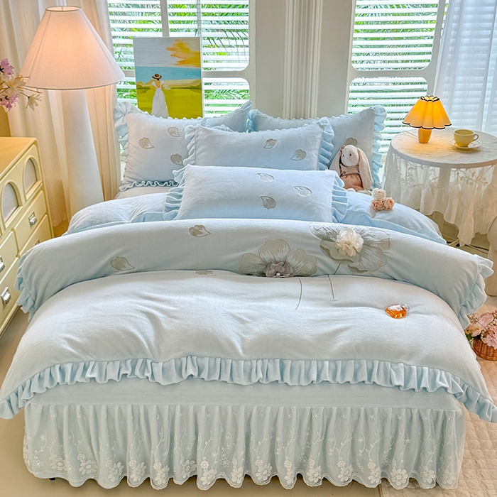 91家纺网 家纺一手货源 找家纺 唐人居 2025新款加厚牛奶绒立体绣花四件套-花漾 花漾-浅蓝