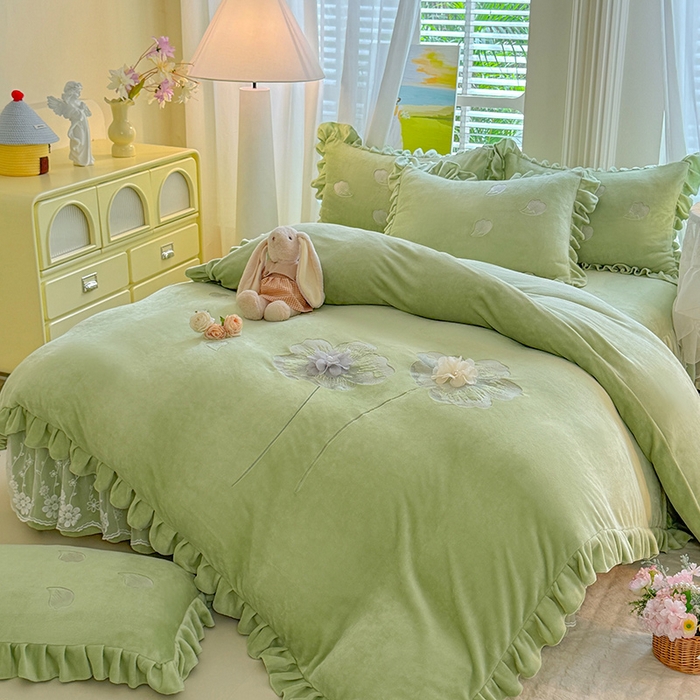 91家纺网 家纺一手货源 找家纺 唐人居 2025新款加厚牛奶绒立体绣花四件套-花漾 花漾-草绿