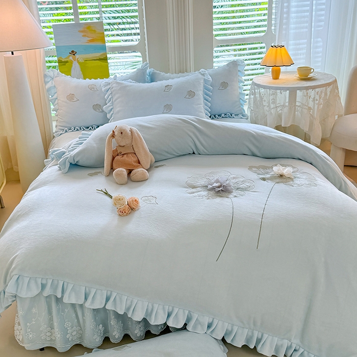 91家纺网 家纺一手货源 找家纺 唐人居 2025新款加厚牛奶绒立体绣花四件套-花漾 花漾-浅蓝