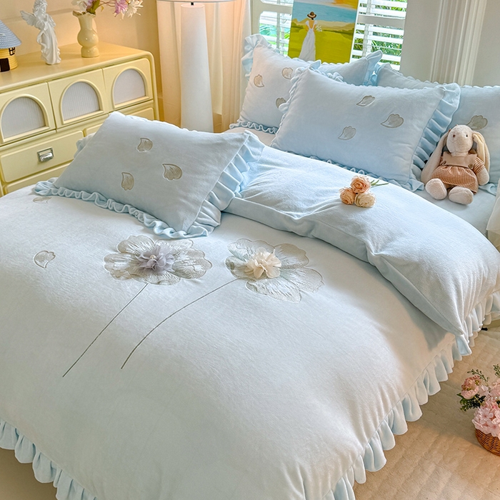91家纺网 家纺一手货源 找家纺 唐人居 2025新款加厚牛奶绒立体绣花四件套-花漾 花漾-浅蓝