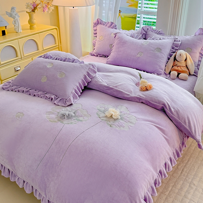 91家纺网 家纺一手货源 找家纺 唐人居 2025新款加厚牛奶绒立体绣花四件套-花漾 花漾-浅紫