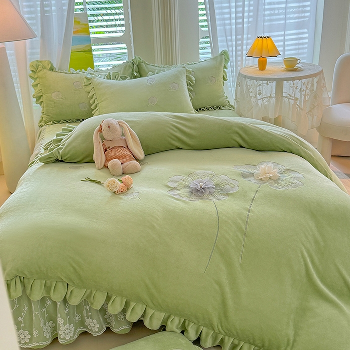 91家纺网 家纺一手货源 找家纺 唐人居 2025新款加厚牛奶绒立体绣花四件套-花漾 花漾-草绿