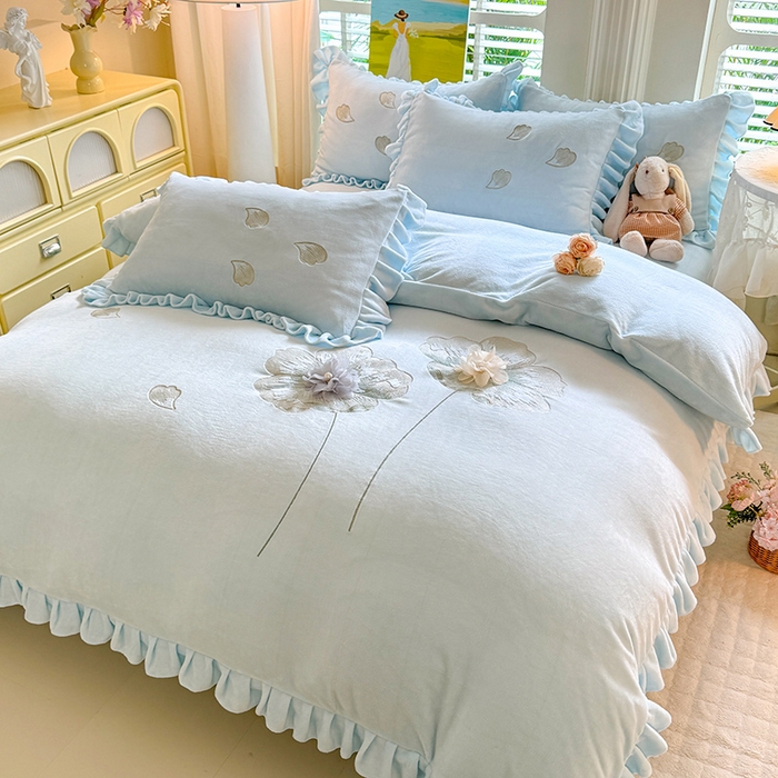 91家纺网 家纺一手货源 找家纺 唐人居 2025新款加厚牛奶绒立体绣花四件套-花漾 花漾-浅蓝