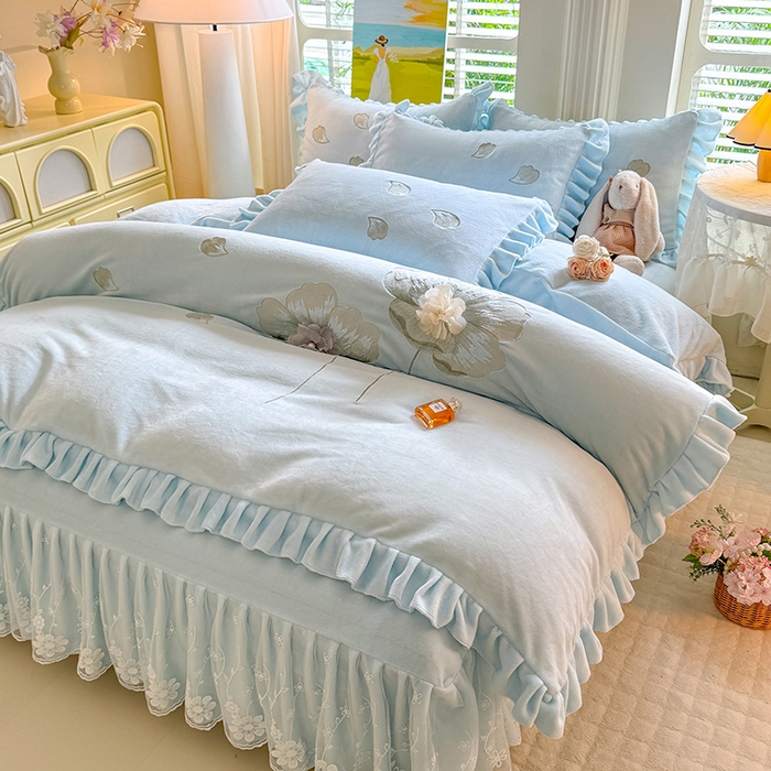 91家纺网 家纺一手货源 找家纺 唐人居 2025新款加厚牛奶绒立体绣花四件套-花漾 花漾-浅蓝
